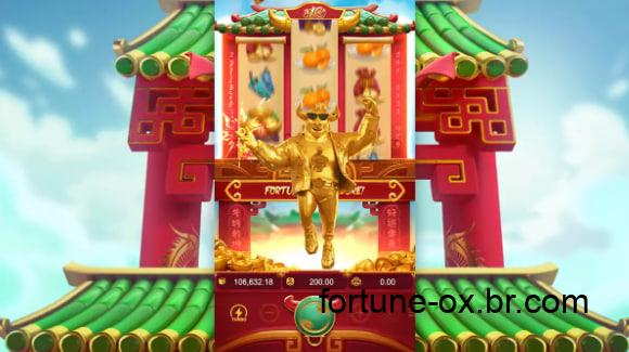 Animação do caça-níquel Fortune Ox com touro dourado pulando para fora da tela durante uma rodada especial. O fundo apresenta arquitetura tradicional chinesa com telhados verdes e céu azul claro, simbolizando celebração e vitória no jogo.